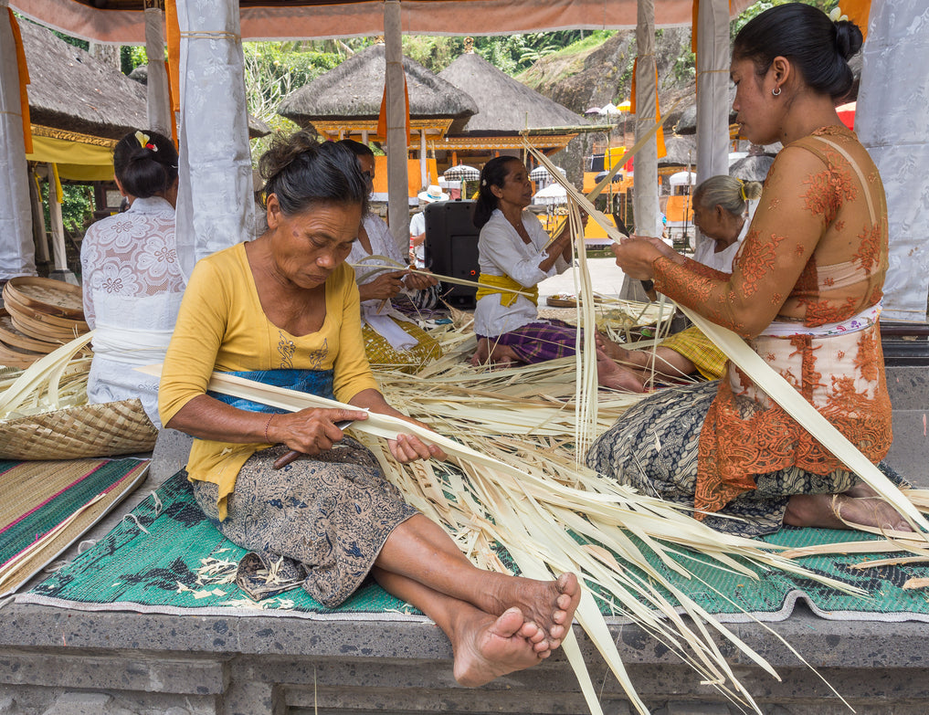 handcraft_women_nariyal_leaves